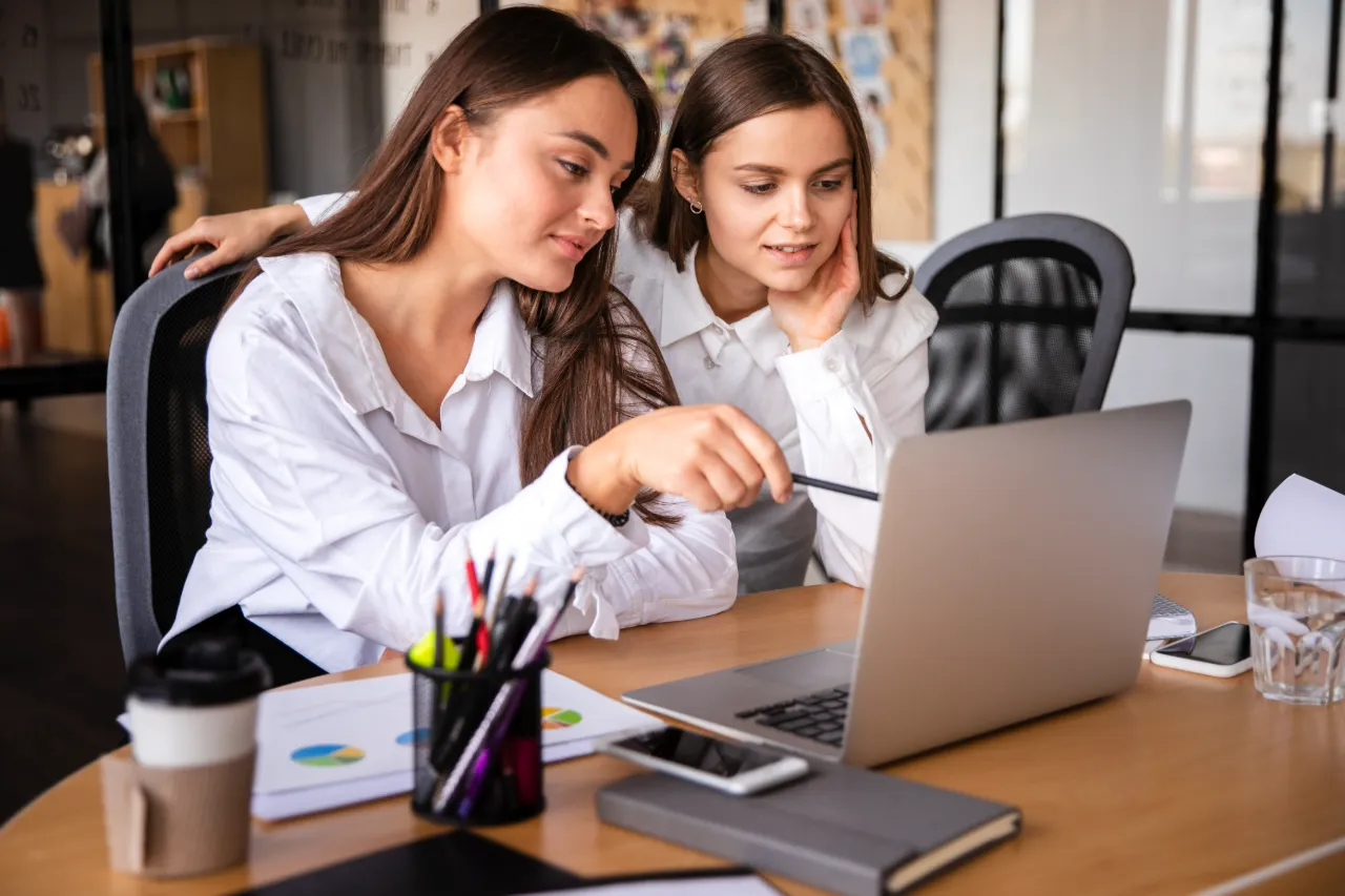 Estagiária no posto de trabalho da empresa concedente, situação em que a lei exige seguro para estagiário