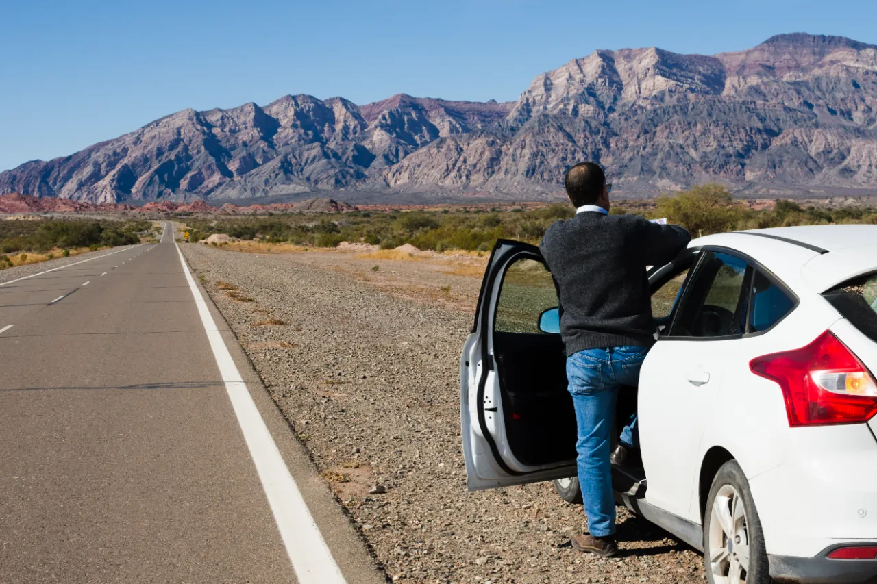 Carta verde Argentina: carro em viagem por estrada rumo à fronteira