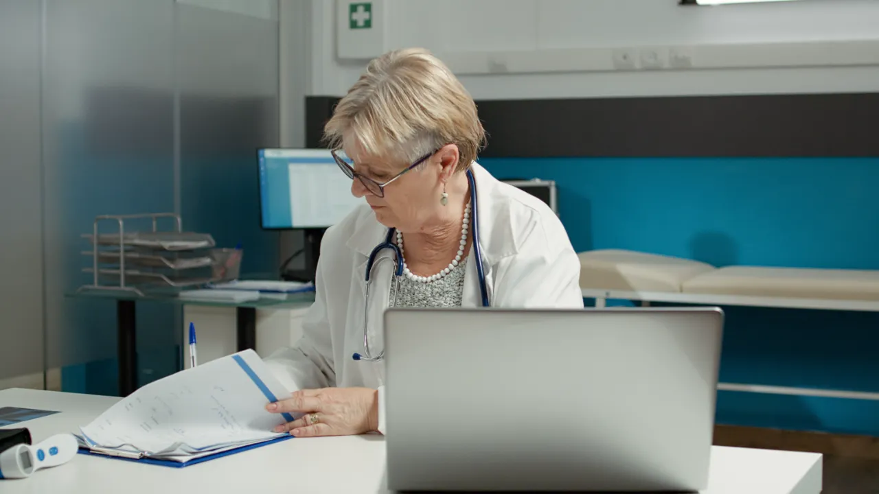 Prescrição de erro médico: médico consulta prontuários antigos guardados no arquivo do consultório
